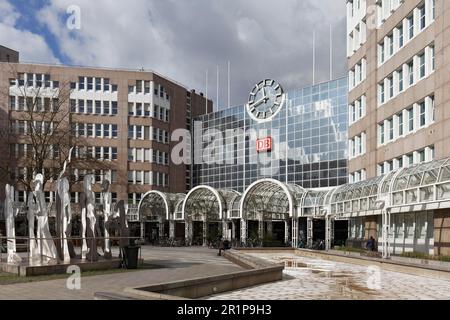 Ingresso est della stazione centrale di Duesseldorf, scultura in acciaio inossidabile di Horst Antes, Bertha-von-Suttner-Platz, Renania settentrionale-Vestfalia, Germania Foto Stock