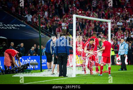 Londra, 25.05.2013, Wembley Daniel van Buyten (FCB) und Franck Ribery (FCB) zerschneiden das Tornetz und werden von Javi Martinez fotografiert Borussi Foto Stock