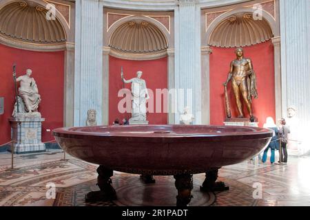 Sala rotonda, Europa, antica ciotola di porfido, statua bronzea di Ercole, statuti marmorei, Museo Pio Clementino, Musei Vaticani, Città del Vaticano Foto Stock