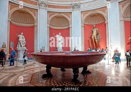 Sala rotonda, Europa, antica ciotola di porfido, statua bronzea di Ercole, statuti marmorei, Museo Pio Clementino, Musei Vaticani, Città del Vaticano Foto Stock