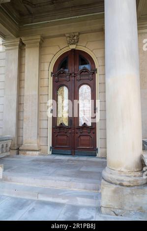 Ingresso all'edificio del Michigan Capitol con pannello di compensato dietro la finestra di vetro Foto Stock