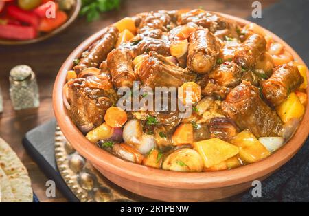 Cucina araba; stufato di coda di bue tradizionale egiziana con verdure. Servito con pane piatto tradizionale e sottaceti. Foto Stock