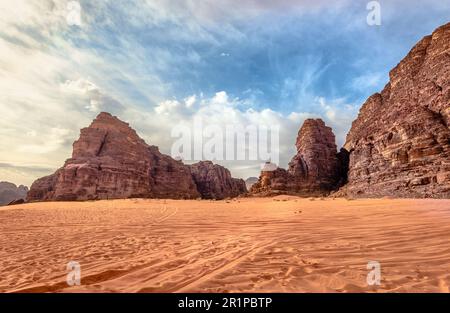 Paesaggio panoramico in Wadi Rum (alias Valle della Luna), una valle tagliata nella pietra arenaria e roccia di granito nel sud della Giordania. Foto Stock
