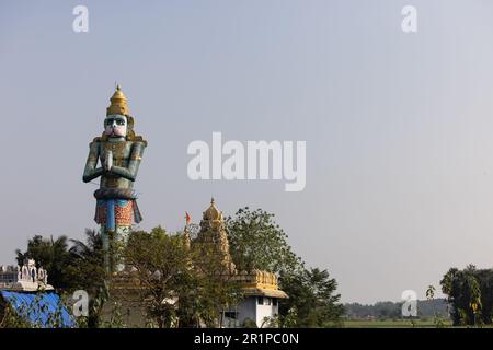 Mysore, India - 27 ottobre 2022: La statua del dio indiano Hanuman domina la periferia della città. Foto Stock