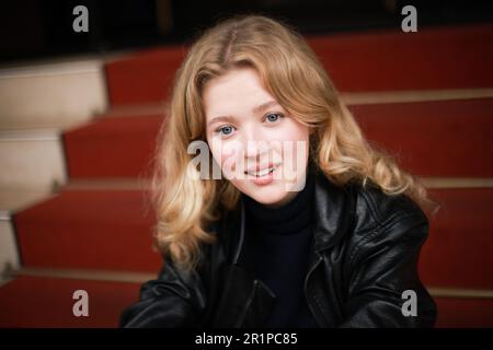 Amburgo, Germania. 11th maggio, 2023. L'attrice Pauline Pollmann a una foto a Hafenity. Pollmann svolge un ruolo di sostegno come Maria Antonietta nel film 'Jeanne du Barry', il film di apertura di quest'anno al Festival di Cannes. (To dpa 'Premiere in Cannes - North German Pauline Pollmann plays allanching Depp') Credit: Christian Charisius/dpa/Alamy Live News Foto Stock