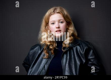 Amburgo, Germania. 11th maggio, 2023. L'attrice Pauline Pollmann a una foto a Hafenity. Pollmann svolge un ruolo di sostegno come Maria Antonietta nel film 'Jeanne du Barry', il film di apertura di quest'anno al Festival di Cannes. (To dpa 'Premiere in Cannes - North German Pauline Pollmann plays allanching Depp') Credit: Christian Charisius/dpa/Alamy Live News Foto Stock