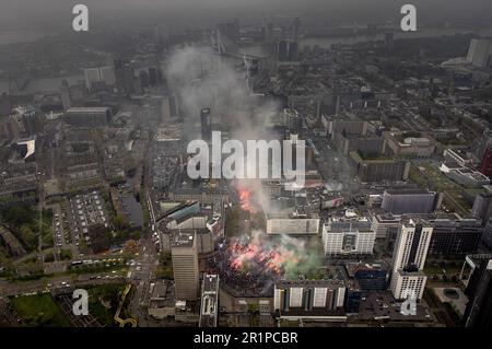 Rotterdam, Paesi Bassi. 15th maggio, 2023. ROTTERDAM - Foto aerea dei tifosi sul Coolsingel, durante la cerimonia del Feyenoord. La squadra di calcio è diventata campione nazionale per la prima volta in sei anni. ANP KOEN VAN WEEL netherlands OUT - belgium OUT Credit: ANP/Alamy Live News Foto Stock