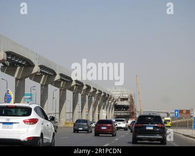 Cairo, Egitto, maggio 10 2023: Cairo monorotaia sito che è in costruzione da Orascom società con le colonne e le tracce in Nuova città del Cairo, rapido Foto Stock