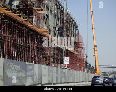Cairo, Egitto, maggio 10 2023: Cairo monorotaia sito che è in costruzione da Orascom società con le colonne e le tracce in Nuova città del Cairo, rapido Foto Stock