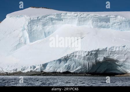 Antartide, Mare di Amundsen, Pine Island Bay, Isole Brownson, 74° S. Icicle lungo il litorale. Foto Stock