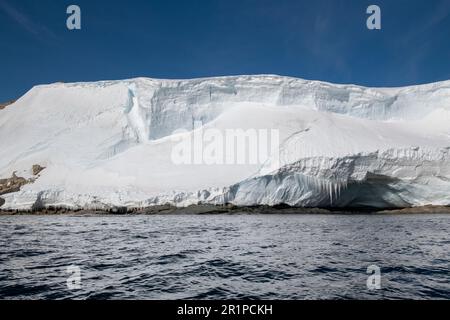 Antartide, Mare di Amundsen, Pine Island Bay, Isole Brownson, 74° S. Icicle lungo il litorale. Foto Stock