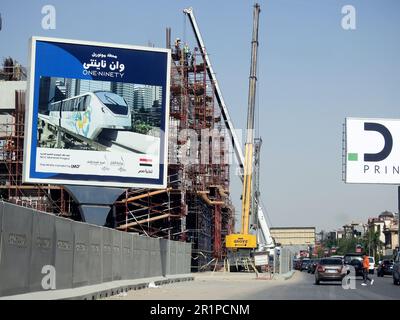Cairo, Egitto, maggio 10 2023: Cairo monorotaia sito che è in costruzione da Orascom società con le colonne e le tracce in Nuova città del Cairo, rapido Foto Stock