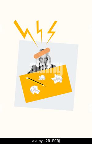 Collage foto immagine di uomo anziano indossare abiti di stile aziendale formale mani testa intonaco emicrania frustrazione isolato su sfondo grigio Foto Stock