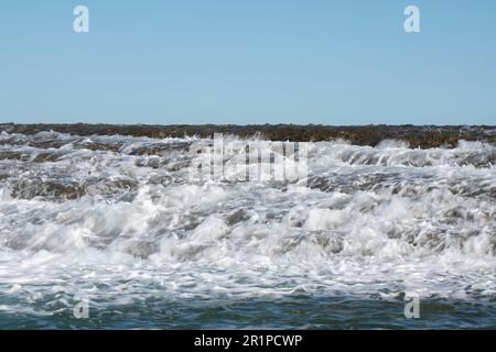 Australia Occidentale, arcipelago Buccaneer, Collier Bay. Acqua che scorre al largo di Montgomery Reef come la marea scende. Foto Stock