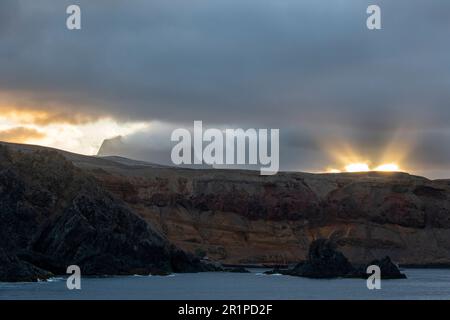 Cile, Isole Juan Fernandez, Isola Robinson Crusoe. Alba su Bahia Padre. Foto Stock