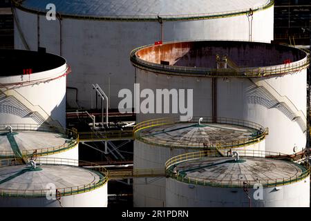 vista aerea dei serbatoi di liquidi industriali Foto Stock