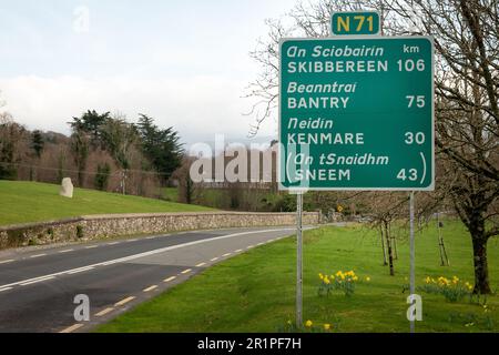 N71 Irlanda Destinazioni e distanza strada segno a Muckross Road a Killarney, County Kerry, Irlanda Foto Stock