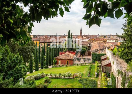 Vista dal centro di Verona da un padiglione del parco pubblico Giardino giusti, Italia Foto Stock