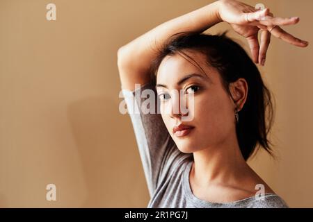 Vivere con un atteggiamento di gratitudine. Ritratto di una giovane donna che fa un gesto di mano durante una sessione di yoga. Foto Stock