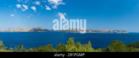 Panorama della baia di Alcudia con la penisola di Formentor, Maiorca, Spagna, 15 maggio 2023 Foto Stock