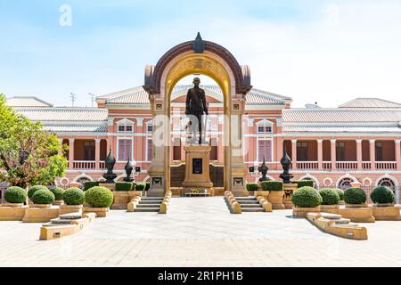 Statua del Re Rama IV nella parte anteriore del Palazzo Saranrom, Bangkok, Thailandia Foto Stock