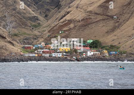 Cile, Arcipelago Juan Fernandez, Isola Alexander Selkirk. Piccolo villaggio di pescatori dove i residenti vivono stagionalmente durante la stagione dell'aragosta. Foto Stock