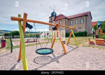 Parco giochi, Propstei Zella, architettura, facciata della casa, vista sul villaggio, Summer, Zella, Rhön, Wartburgkreis, Turingia, Germania, Europa, Foto Stock