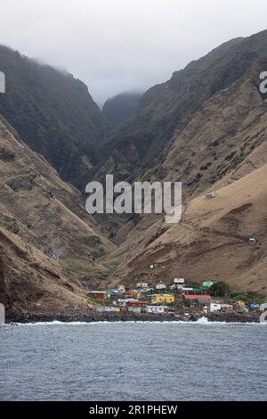 Cile, Arcipelago Juan Fernandez, Isola Alexander Selkirk. Piccolo villaggio di pescatori dove i residenti vivono stagionalmente durante la stagione dell'aragosta. Foto Stock