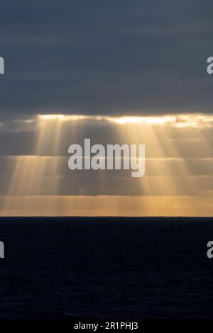 Cile, Arcipelago Juan Fernandez, Isola Alexander Selkirk. Alba sull'Oceano Pacifico. Foto Stock