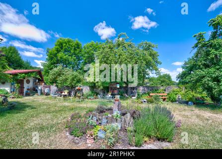 Giardino del monastero, Propstei Zella, giardino, botanica, estate, Vista sul villaggio, Zella, Rhön, Wartburgkreis, Turingia, Germania, Europa, Foto Stock