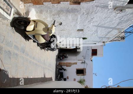 motorized bike, scooter, in whitewashed alley, Lindos, Rhodes, Greece, Europe Foto Stock