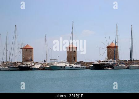 Mulini a vento al porto di Mandraki di Rodi Foto Stock