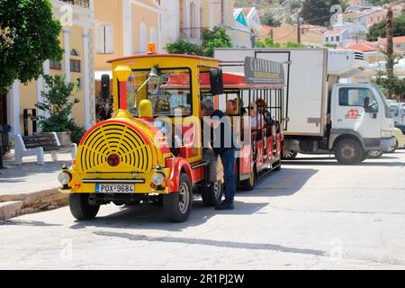 Turisti, veicolo con turisti per le visite turistiche dell'isola di Symi, Grecia Foto Stock