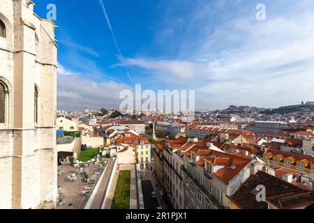 Lisbona, capitale del Portogallo. Paesaggio urbano con l'ascensore di Santa Justa, l'Elevador de Santa Justa e la rovinata chiesa di Carmo. Vista sui tetti storici del centro Foto Stock