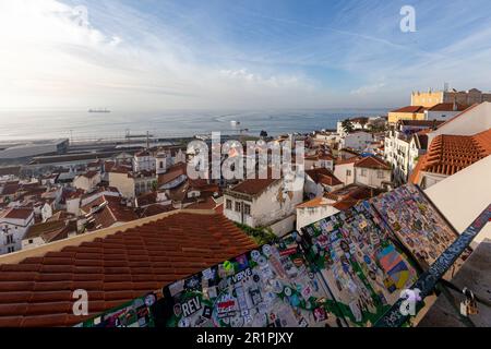 Il quartiere della città vecchia di Alfama visto dal punto di osservazione Miradouro das Portas do Sol a Lisbona, Portogallo Foto Stock