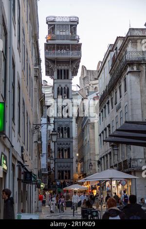 L'Elevador de Santa Justa e' un'attrazione turistica veramente unica a Lisbona. Questa meraviglia industriale della tecnologia del 19th° secolo trasporta i passeggeri a 45 metri di altezza fino a Largo do Carmo nel quartiere di Baixa. Foto Stock