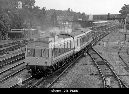 Un set di unità multiple diesel classe 101 numero L840 costituito dai veicoli 53311 e 53322 parte da Oxford con un servizio Network South East. Il nuovo ordine delle DMU di Classe 165 che le sostituirebbero è visibile in background. Oxford. 20th giugno 1992. Foto Stock