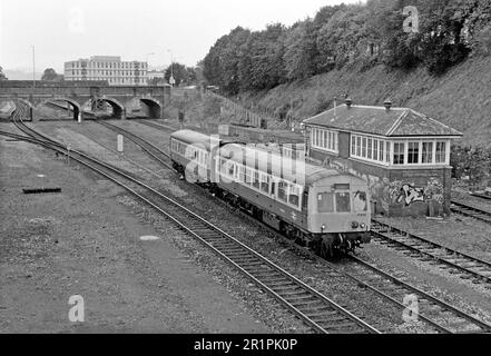 Il 3rd ottobre 1992, il set di unità multiple diesel di classe 101 numero P874 parte da Exeter Central con un servizio ferroviario regionale. Foto Stock