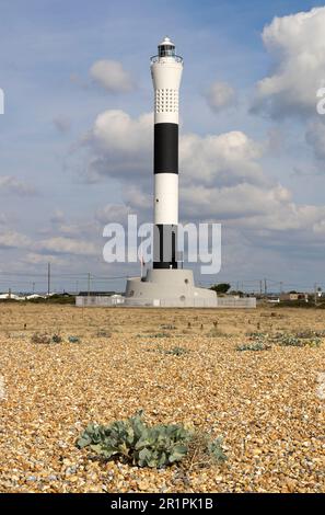 1961 Dungeness Lighthouse, Kent, Regno Unito. 43 m di altezza con una costruzione in calcestruzzo impregnato bianco e nero. Foto Stock