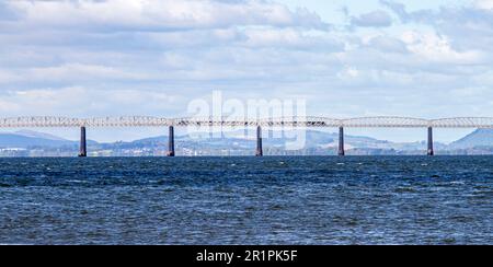 Dundee, Tayside, Scozia, Regno Unito. 15th maggio, 2023. UK Weather: Northeast Scotland sta godendo il meraviglioso tempo di maggio, con alti circa 14°C. Uno splendido panorama primaverile della città di Dundee, del fiume Tay, dei ponti stradali e ferroviari, del porto di Dundee, del progetto di sviluppo del lungomare e del V&A Design Museum, visto da Newport-on-Tay attraverso il fiume. Credit: Dundee Photographics/Alamy Live News Foto Stock