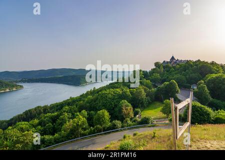 Waldeck, lago artificiale Edersee, Schloss Waldeck Castello a Nordhessen (Assia settentrionale), Assia, Germania Foto Stock