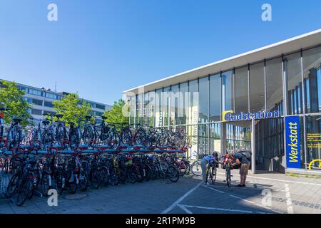 Münster, biciclette parcheggiate di fronte al garage Radstation presso la stazione ferroviaria Hauptbahnhof di Münsterland, Renania settentrionale-Vestfalia, Germania Foto Stock