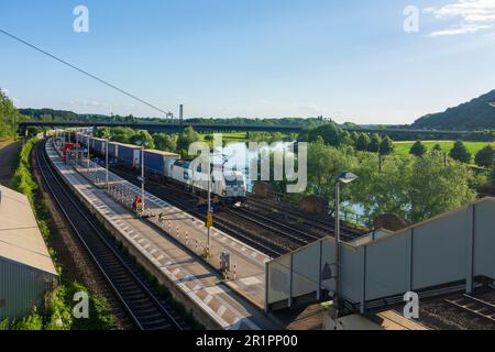 Porta Westfalica, gola di porta Westfalica, fiume Weser, stazione ferroviaria di porta Westfalica, treno merci a Teutoburger Wald, Renania settentrionale-Vestfalia, Germania Foto Stock