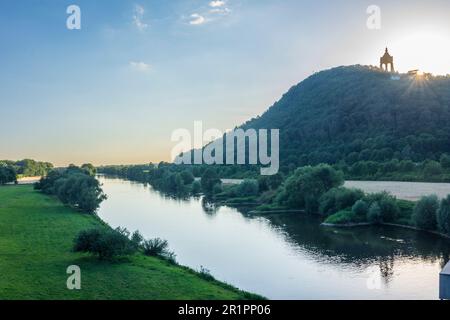 Porta Westfalica, gola di porta Westfalica, fiume Weser, Kaiser-Wilhelm-Denkmal (monumento dell'imperatore Guglielmo), colline di Wiehen (Wiehengebirge) a Teutoburger Wald, Renania settentrionale-Vestfalia, Germania Foto Stock