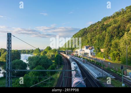 Porta Westfalica, gola di porta Westfalica, fiume Weser, stazione ferroviaria di porta Westfalica, treno merci a Teutoburger Wald, Renania settentrionale-Vestfalia, Germania Foto Stock