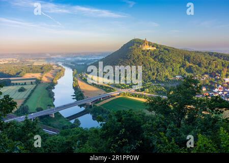 Porta Westfalica, gola di porta Westfalica, fiume Weser, Kaiser-Wilhelm-Denkmal (monumento dell'imperatore Guglielmo), colline di Wiehen (Wiehengebirge) a Teutoburger Wald, Renania settentrionale-Vestfalia, Germania Foto Stock