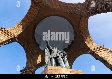 Porta Westfalica, Kaiser-Wilhelm-Denkmal (Monumento dell'Imperatore Guglielmo) nella gola di porta Westfalica a Teutoburger Wald, Renania settentrionale-Vestfalia, Germania Foto Stock