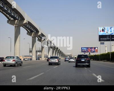 Cairo, Egitto, maggio 10 2023: Cairo monorotaia sito che è in costruzione da Orascom società con le colonne e le tracce in Nuova città del Cairo, rapido Foto Stock