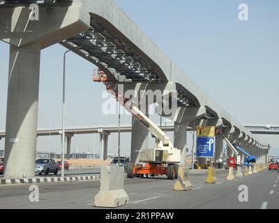 Cairo, Egitto, maggio 10 2023: Cairo monorotaia sito che è in costruzione da Orascom società con le colonne e le tracce in Nuova città del Cairo, rapido Foto Stock