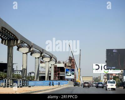 Cairo, Egitto, maggio 10 2023: Cairo monorotaia sito che è in costruzione da Orascom società con le colonne e le tracce in Nuova città del Cairo, rapido Foto Stock